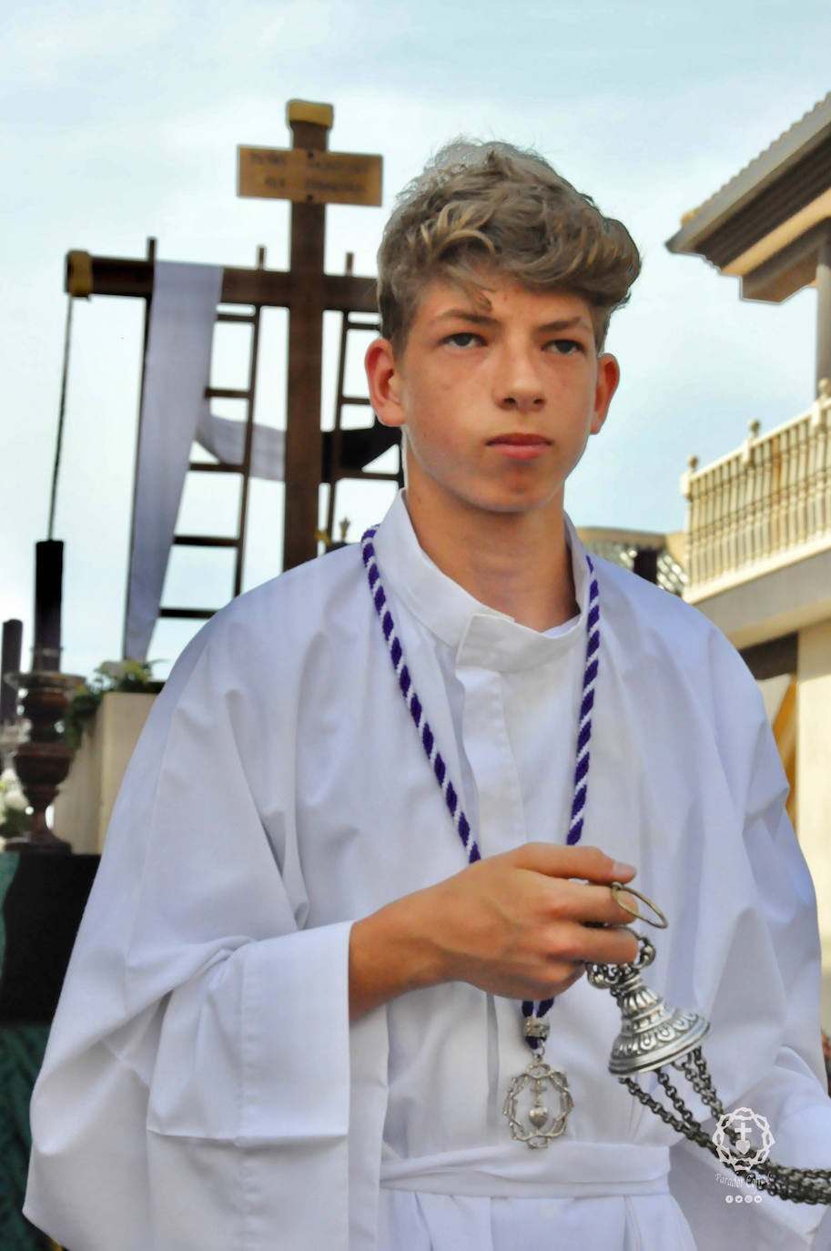 Jóvenes de El Parador procesionan la Santa Cruz