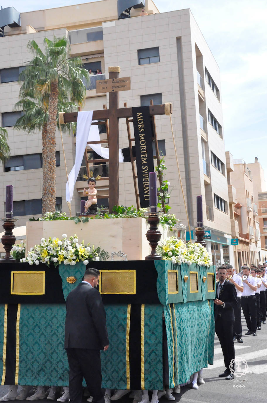 Jóvenes de El Parador procesionan la Santa Cruz
