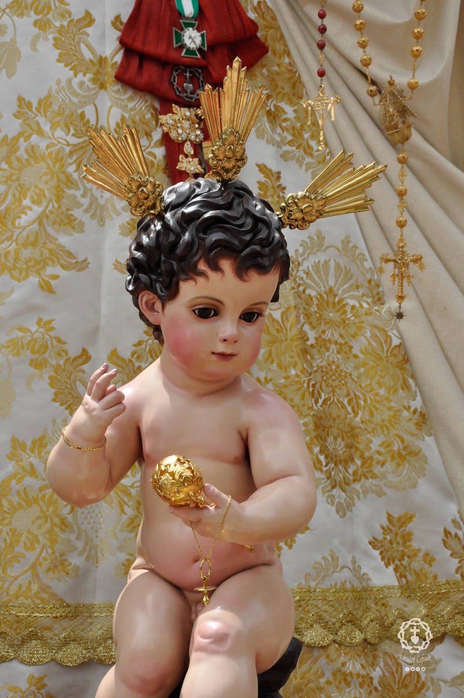 Jóvenes de El Parador procesionan la Santa Cruz