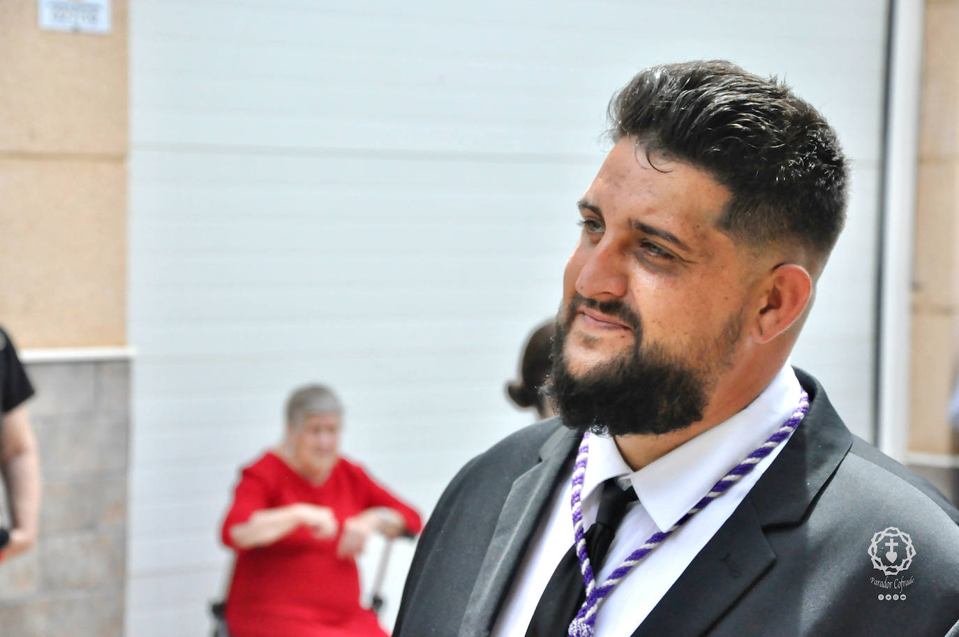 Jóvenes de El Parador procesionan la Santa Cruz