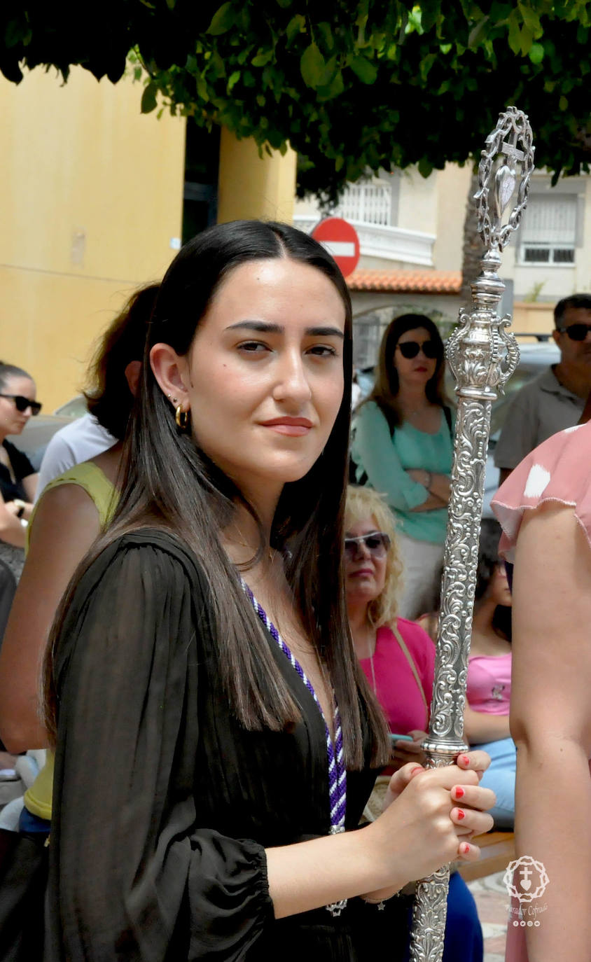 Jóvenes de El Parador procesionan la Santa Cruz