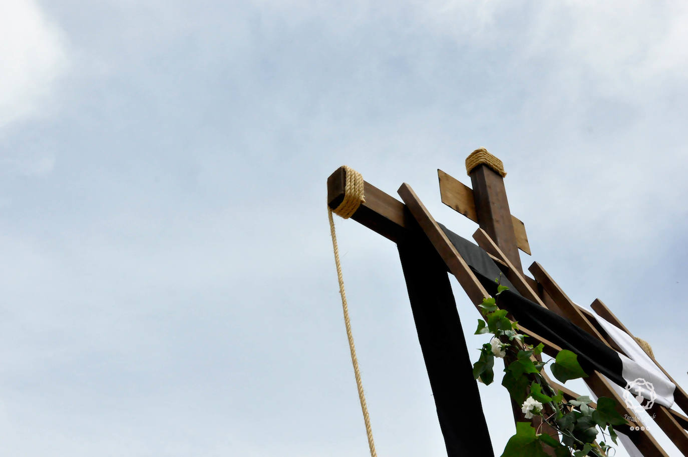 Jóvenes de El Parador procesionan la Santa Cruz