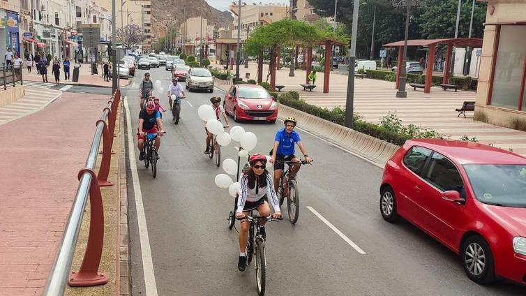 Montoya muestra sus propuestas para Aguadulce con un paseo en bicicleta