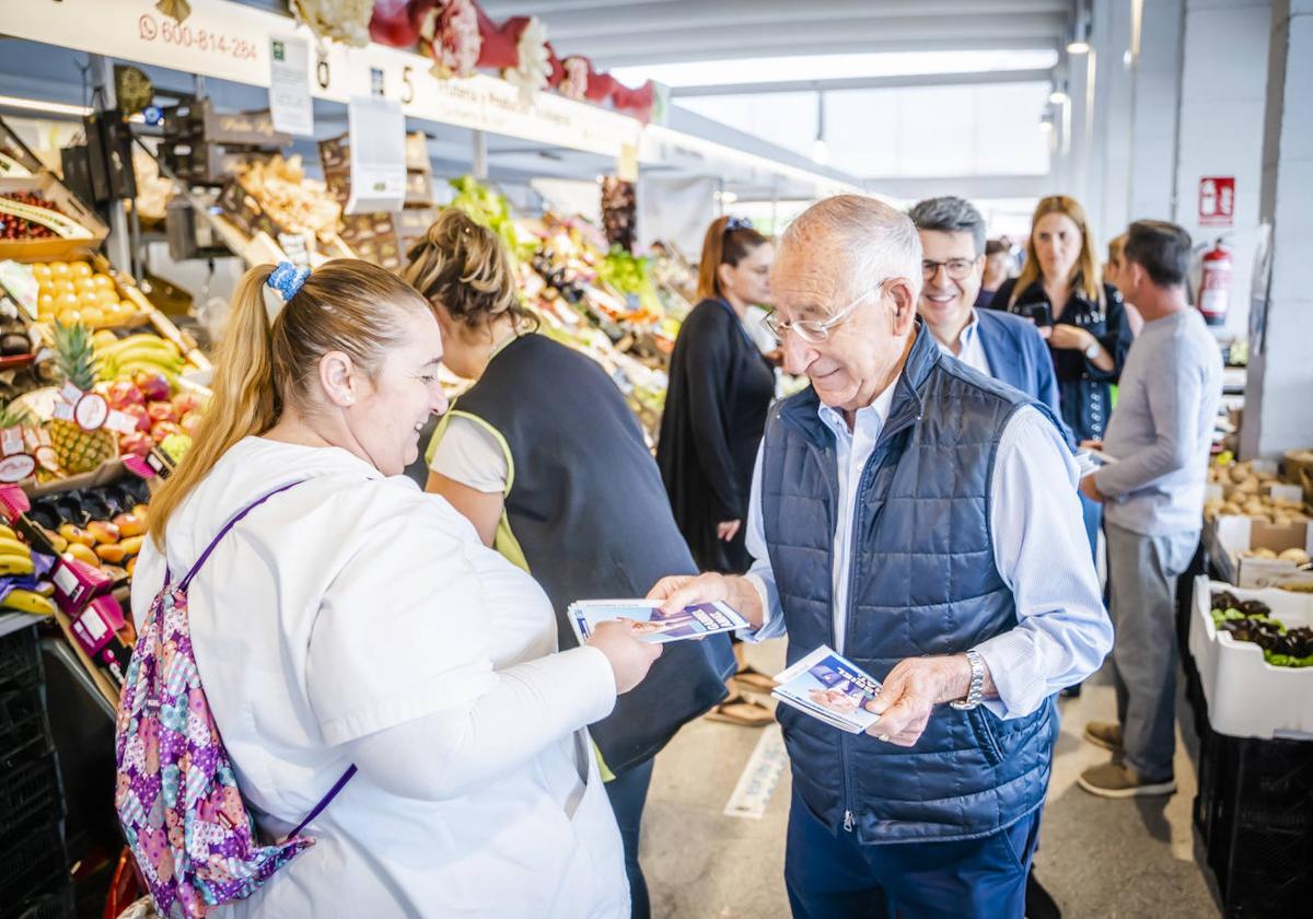 Amat hace campaña en el Mercado Municipal pidiendo el apoyo de los roqueteros