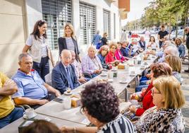 Amat se reúne con asociaciones de mayores para pedirles su apoyo