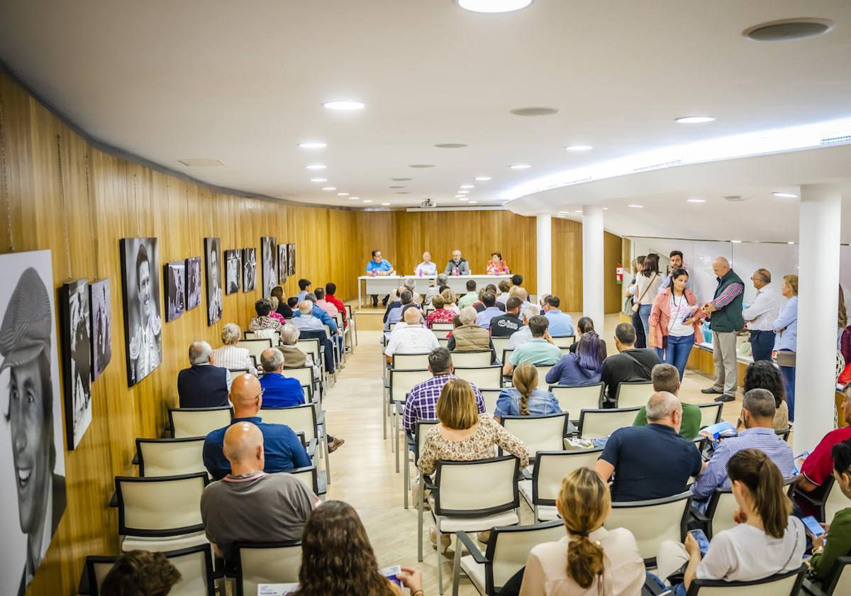 Amat hace campaña en la Peña Taurina y llama a votar el 28M para mantener sus políticas