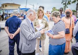 Amat hace campaña en el mercadillo semanal con su proyecto de recinto ferial