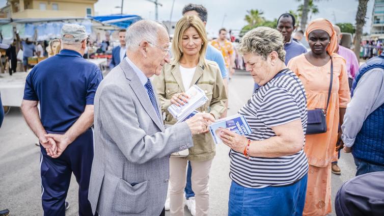 Amat hace campaña en el mercadillo semanal con su proyecto de recinto ferial