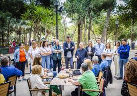 Amat presenta su programa a vecinos de Aguadulce