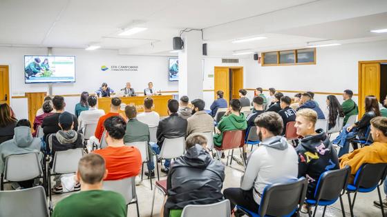 Amat promociona su programa entre el alumnado de la EFA Campomar
