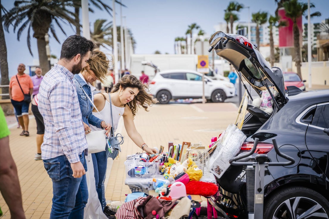 Gran ambiente en el XIII Car Boot Sale de la Urbanización