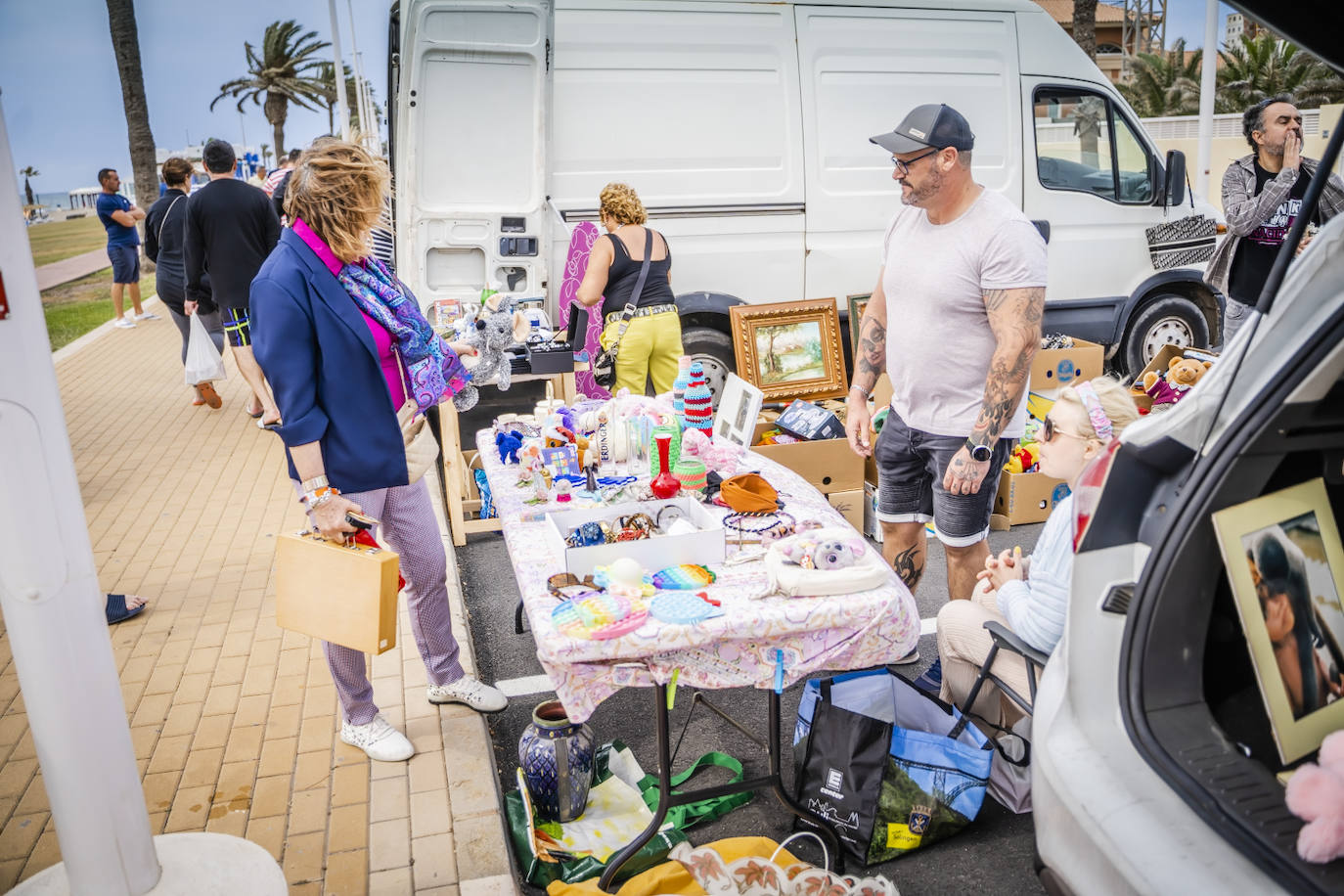 Gran ambiente en el XIII Car Boot Sale de la Urbanización