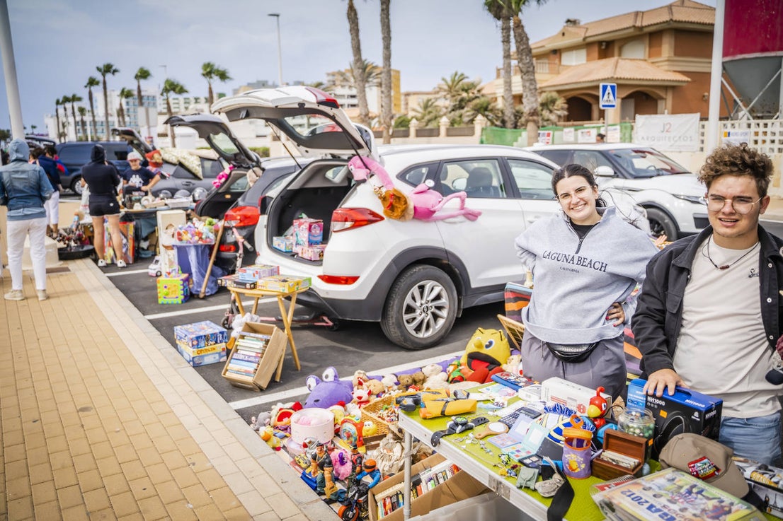 Gran ambiente en el XIII Car Boot Sale de la Urbanización