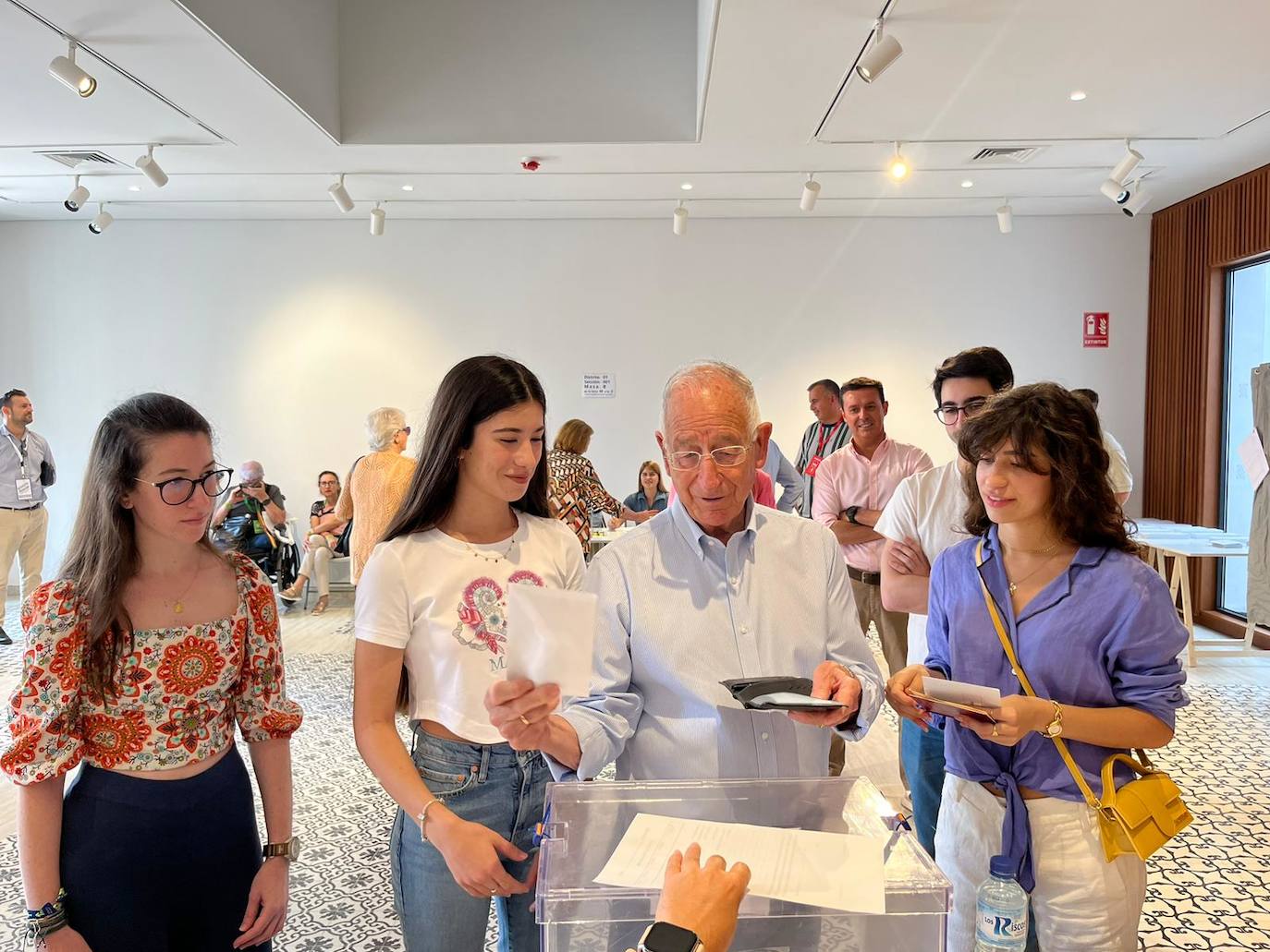 Los candidatos de Roquetas votan en la jornada electoral