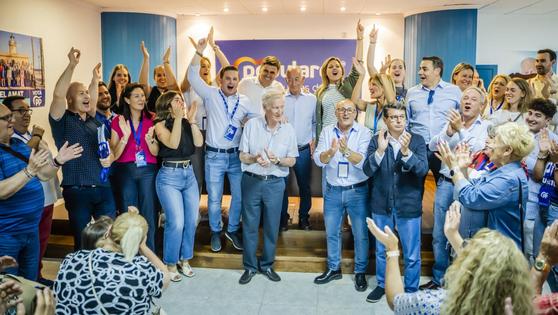 Amat recupera la mayoría absoluta en Roquetas ocho años después