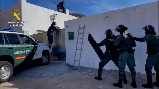 Operación 'Ketanix' en Roquetas: 6 detenidos, armas y 3.000 plantas de marihuana
