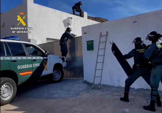 Operativo de la Guardia Civil contra el tráfico de drogas en Roquetas