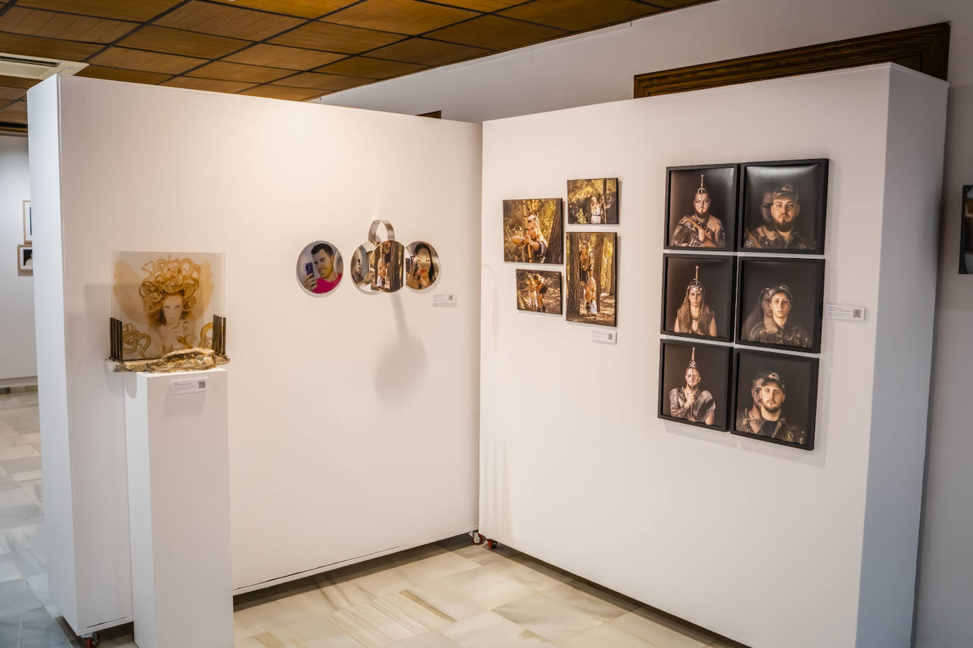 Roquetas clausura sus talleres de cerámica, fotografía y pintura con una exposición