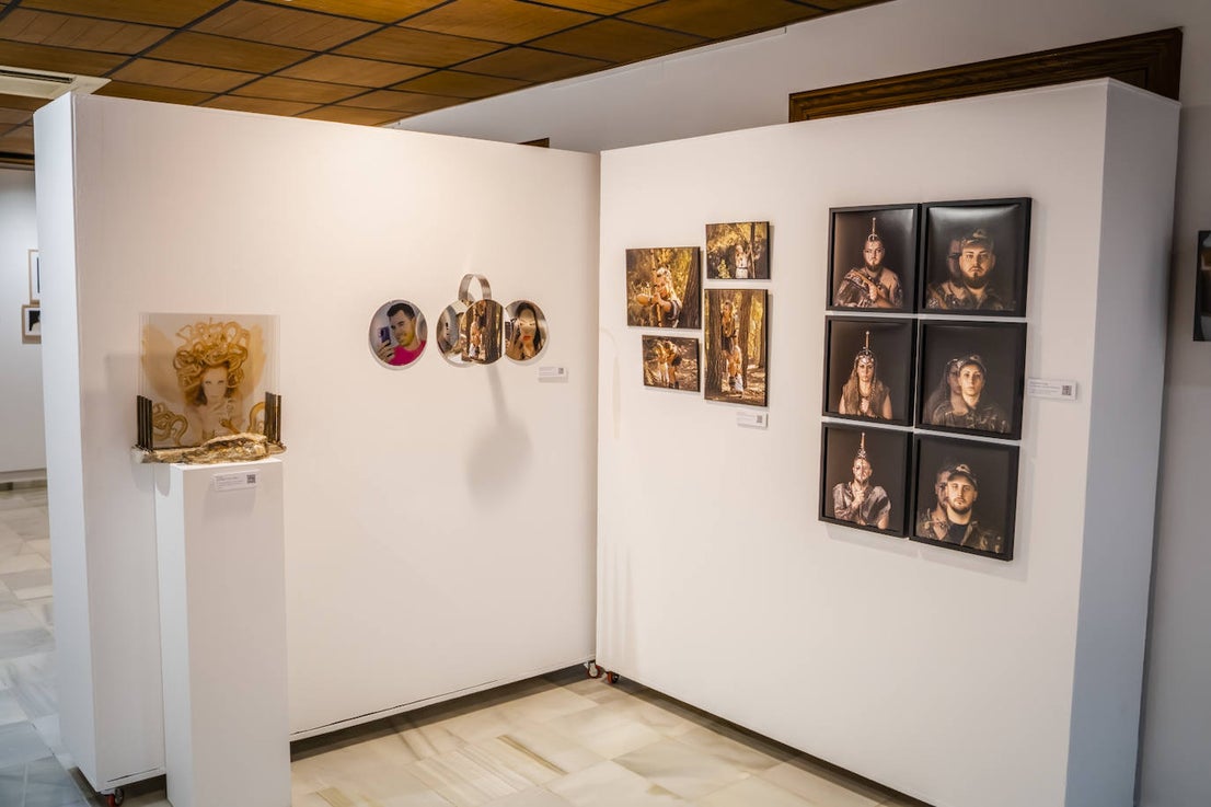 Roquetas clausura sus talleres de cerámica, fotografía y pintura con una exposición