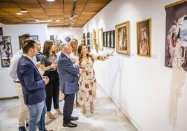 Roquetas clausura sus talleres de cerámica, fotografía y pintura con una exposición