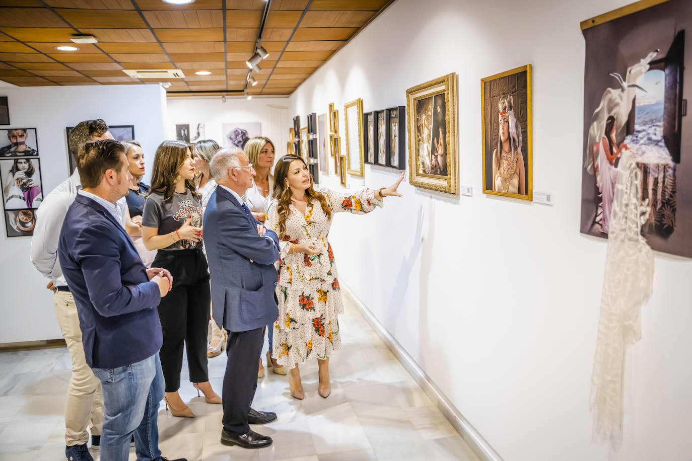 Roquetas clausura sus talleres de cerámica, fotografía y pintura con una exposición