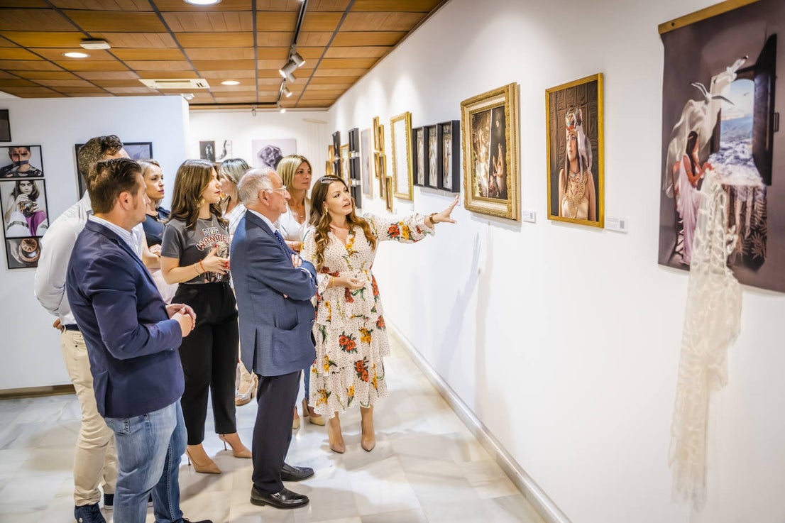 Roquetas clausura sus talleres de cerámica, fotografía y pintura con una exposición