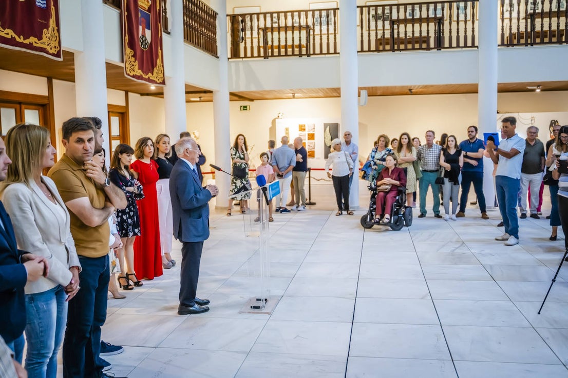 Roquetas clausura sus talleres de cerámica, fotografía y pintura con una exposición