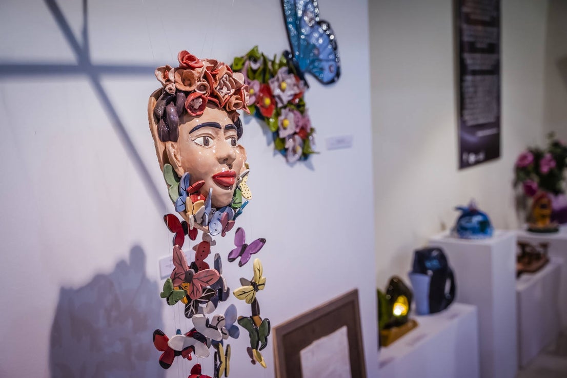 Roquetas clausura sus talleres de cerámica, fotografía y pintura con una exposición