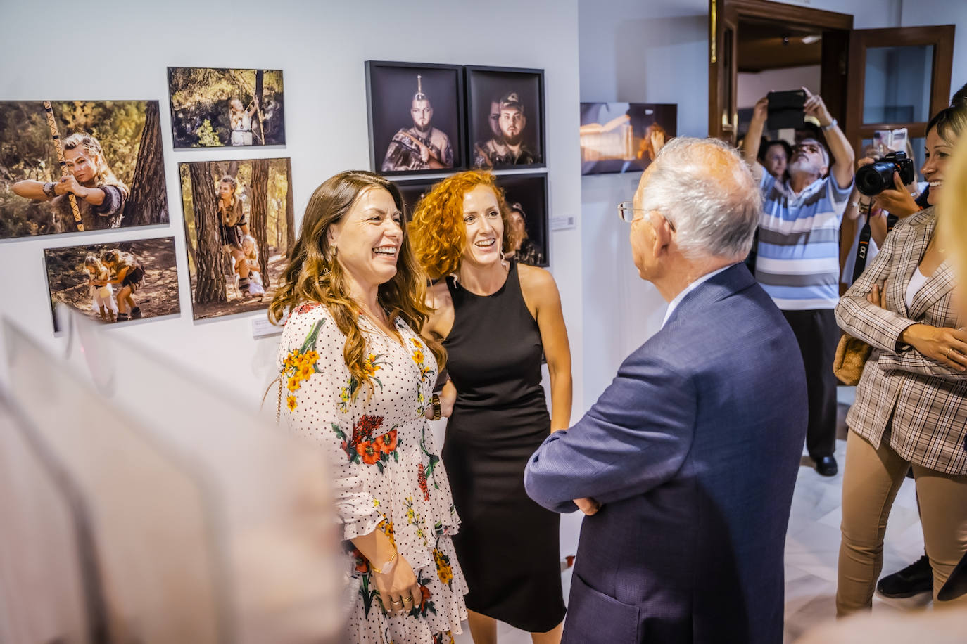 Roquetas clausura sus talleres de cerámica, fotografía y pintura con una exposición