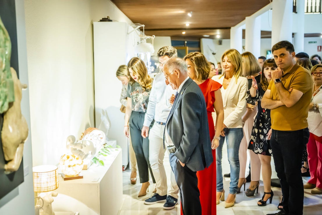 Roquetas clausura sus talleres de cerámica, fotografía y pintura con una exposición