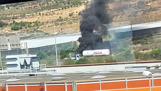 Un incendio de un camión sin heridos deja un enorme atasco en la A7 a la altura de El Parador