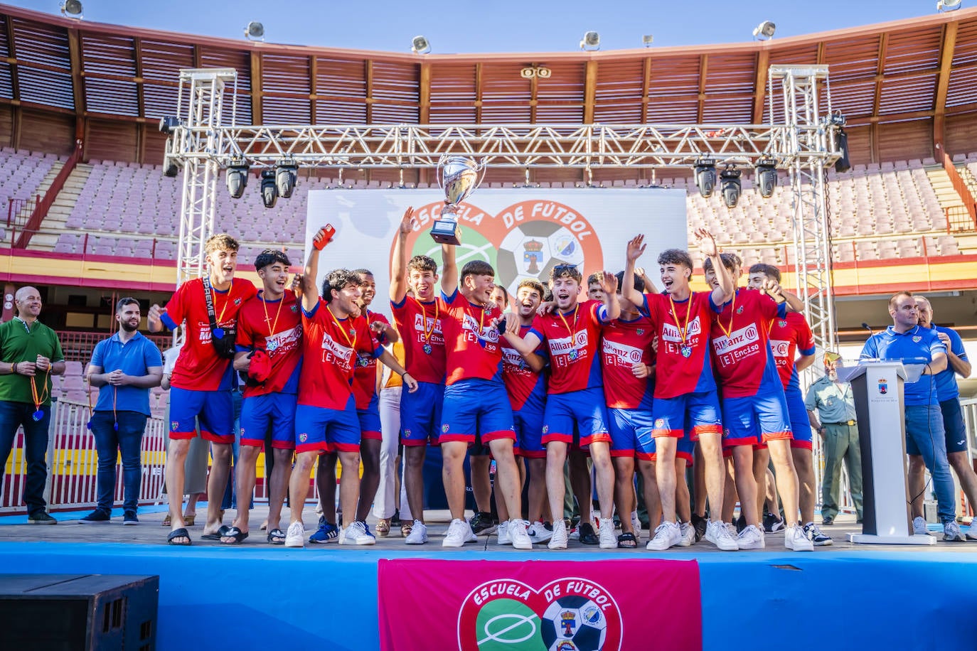 La Escuela de Fútbol de Roquetas clausura una temporada llena de éxitos
