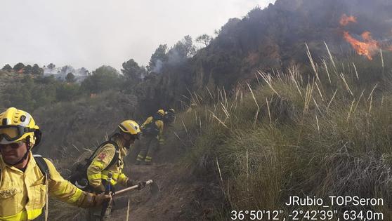 Estabilizado el incendio forestal en Vícar tras más de 14 horas de trabajo