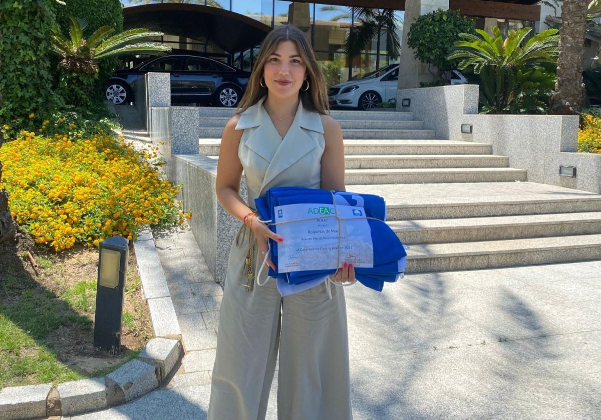 Amalia López, concejal de Turismo, las ha recogido hoy en Islantilla.