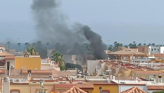 Un aparatoso incendio en La Romanilla moviliza a los Bomberos del Poniente