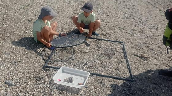 Más de 7 trozos de plástico y 6 colillas en cada metro cuadrado de playa