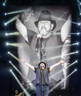 Imagen secundaria 2 - El Barrio contagia con su alegría al público de Roquetas