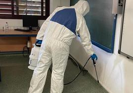 Vícar intensifica la campaña de saneamiento en centros educativos