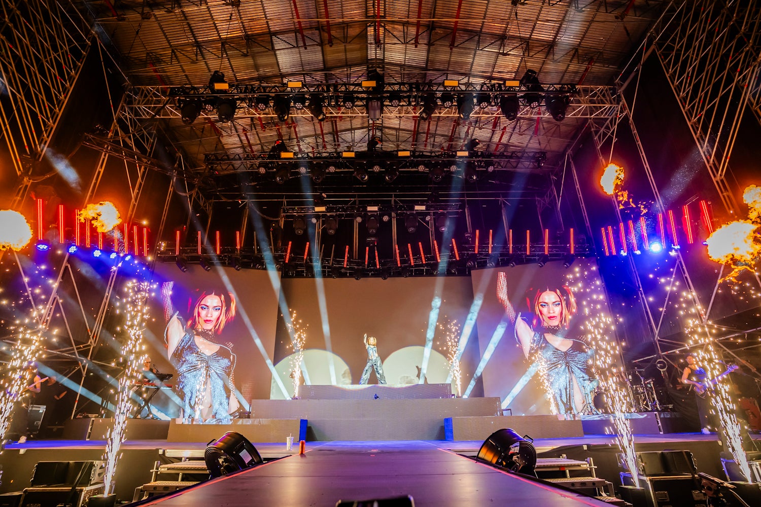 Tini sumerge a Roquetas en un ambiente espectacular