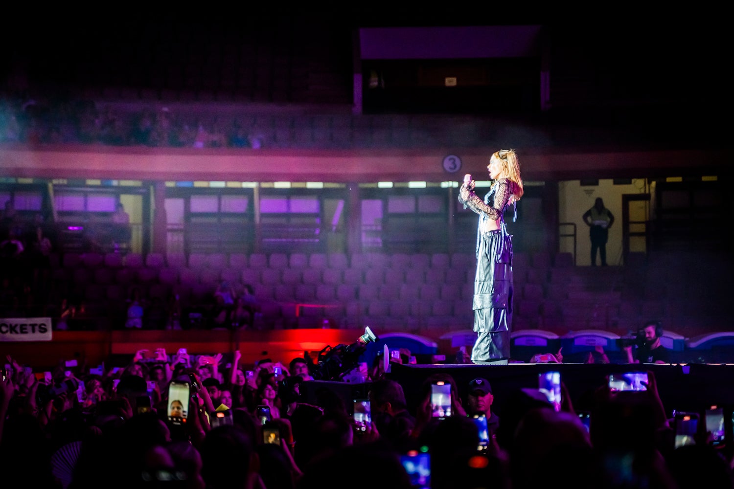 Tini sumerge a Roquetas en un ambiente espectacular