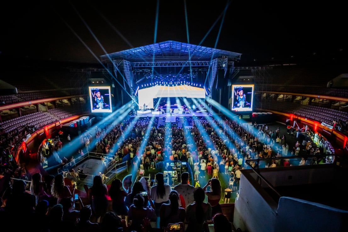 Tini sumerge a Roquetas en un ambiente espectacular