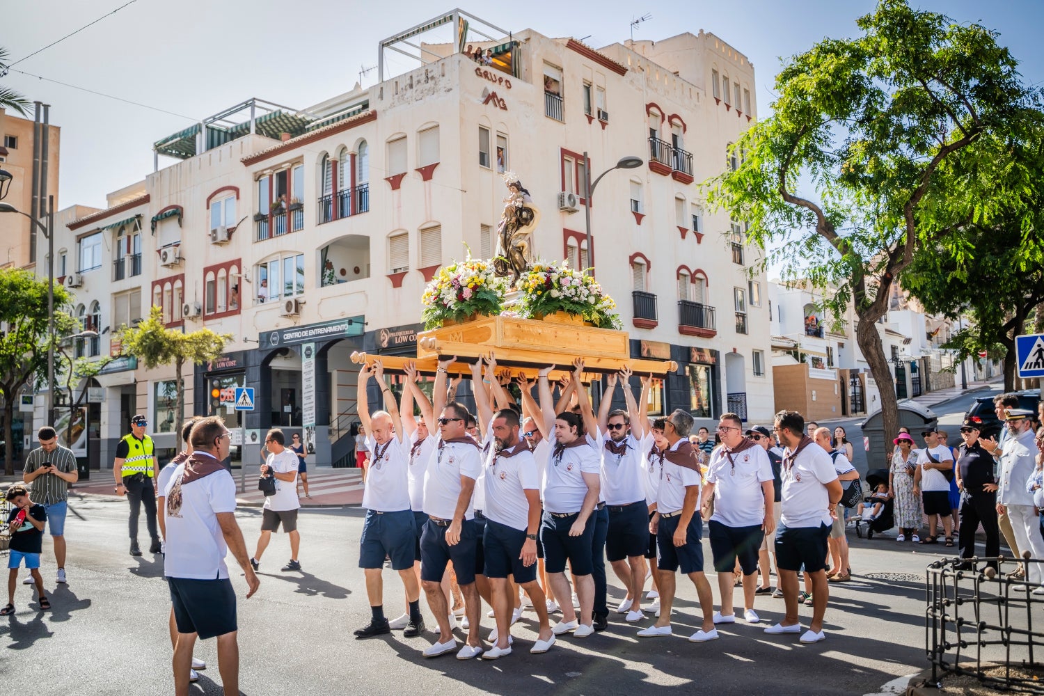Aguadulce pasea a su Señora