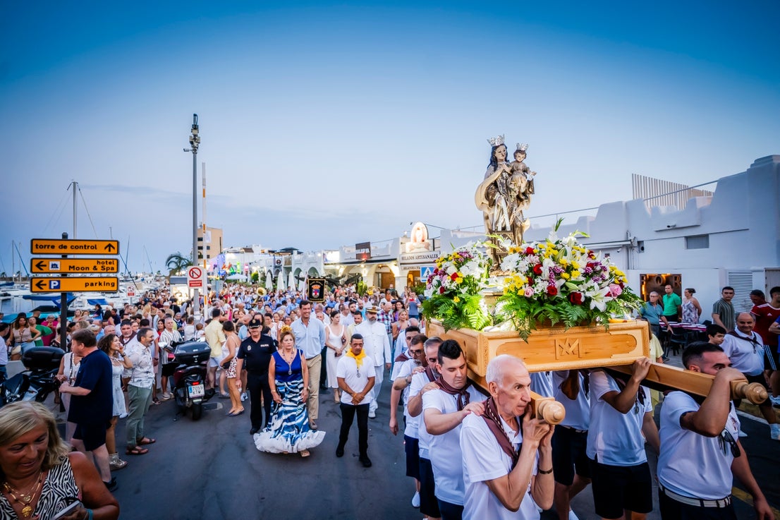 Aguadulce pasea a su Señora