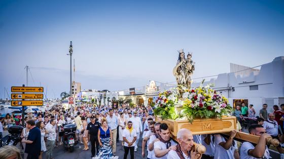 Aguadulce pasea a su Señora
