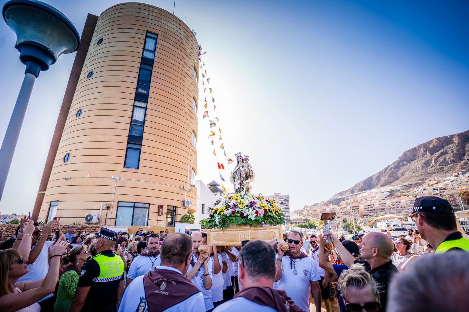 Aguadulce pasea a su Señora