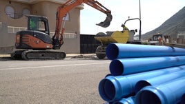 Trabajadores utilizando la maquinaria para la realización de las obras en la localidad del poniente.