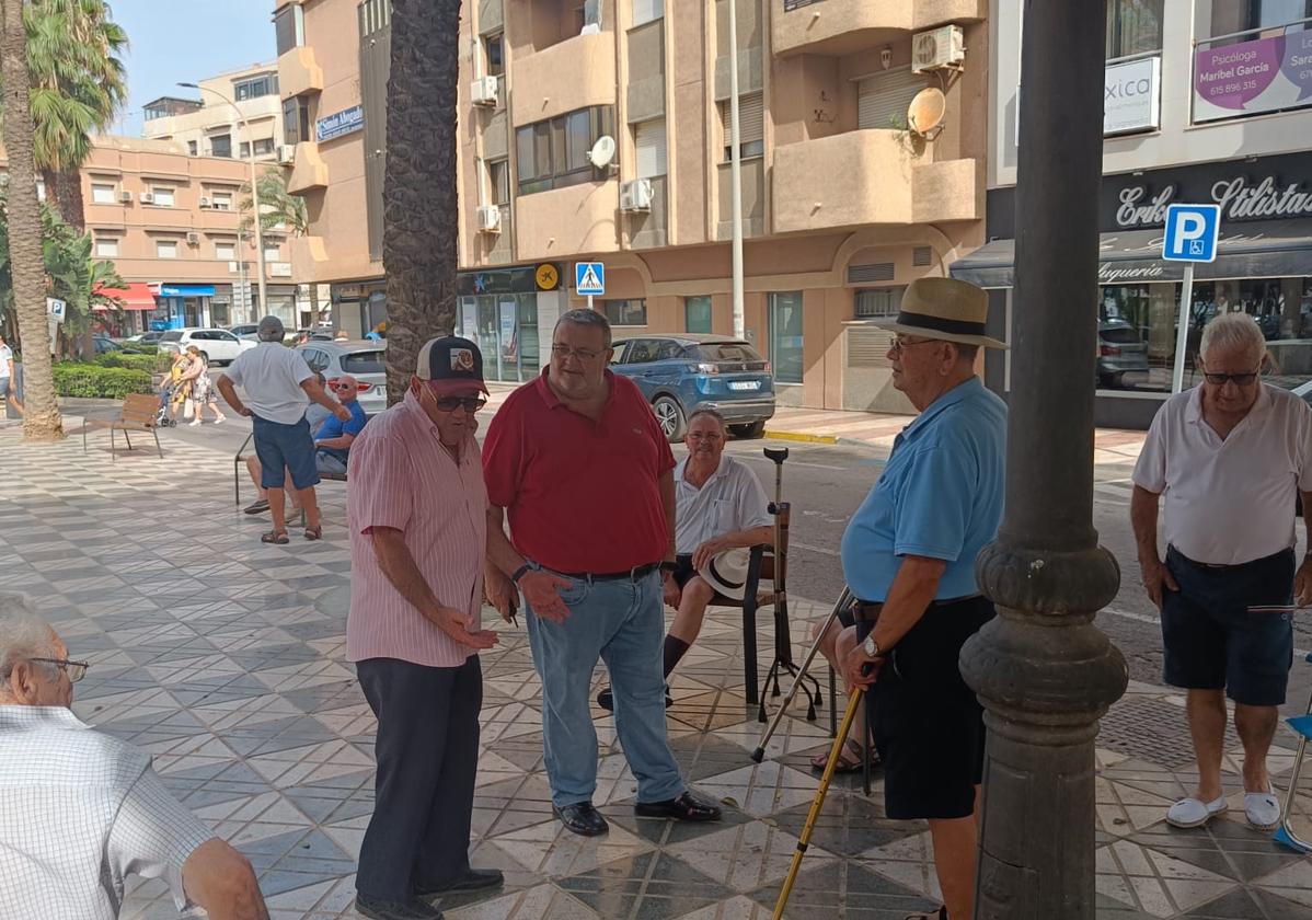 Personas mayores que aprovechan el rato para conversar en una zona de la localidad roquetera.