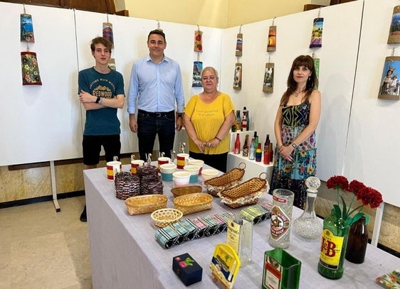 Exposición de artesanía con creatividad en el Faro