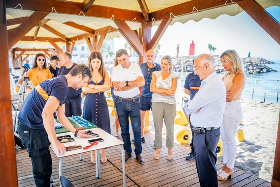 5.000 pulseras inteligentes para localizar a menores perdidos en las playas de Roquetas de Mar