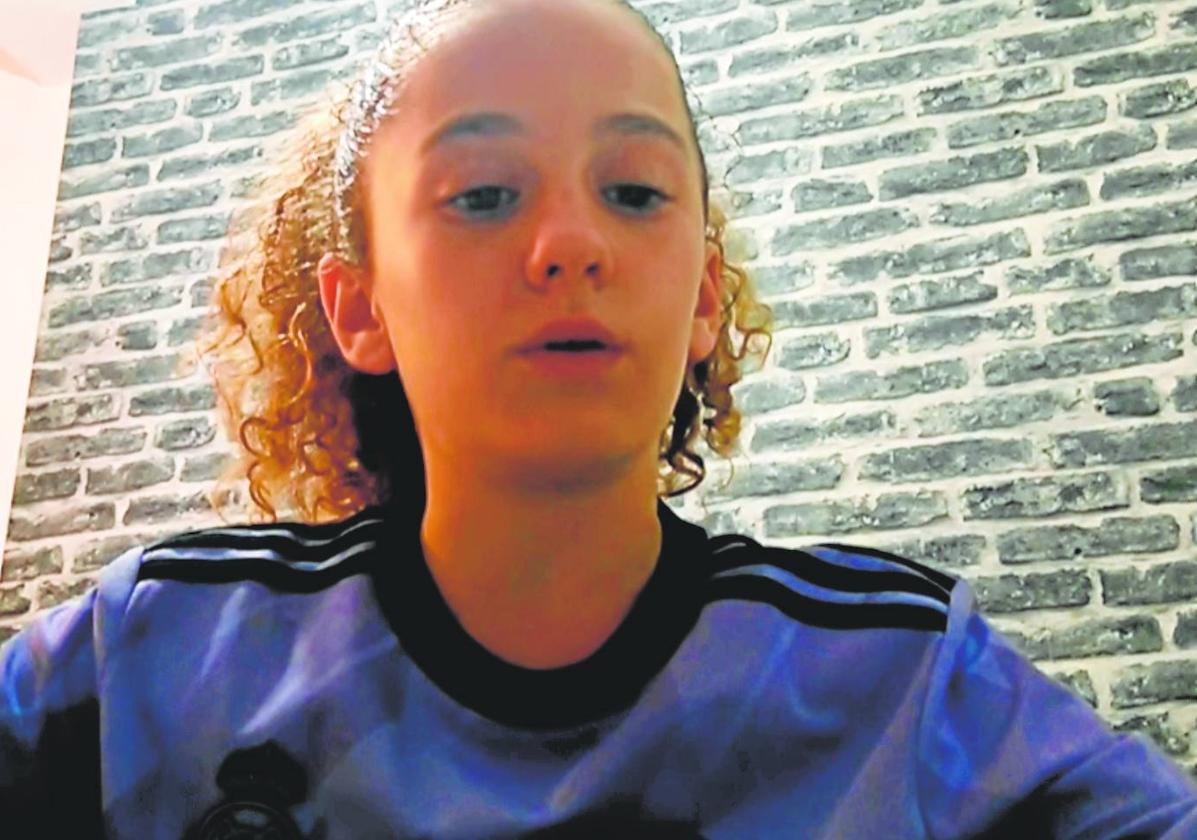 La denuncia viral de una niña le permite jugar con sus compañeros al fútbol